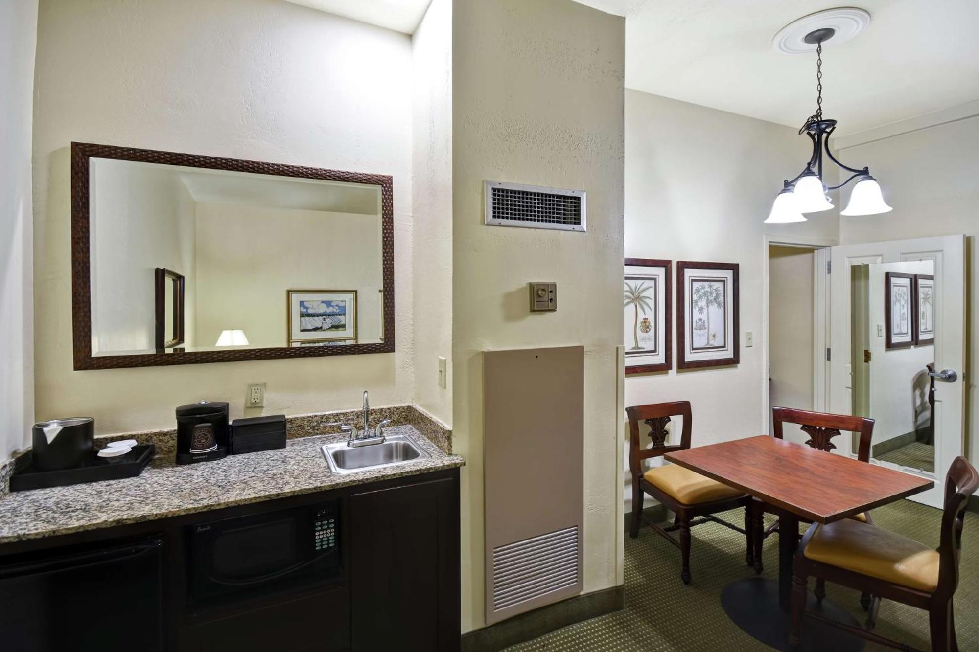 Queen Suite with Disability and Hearing Access/Non-Smoking